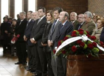 De derecha a izquierda, Rubalcaba, Javier Fernández y Fátima Báñez, en el funeral.