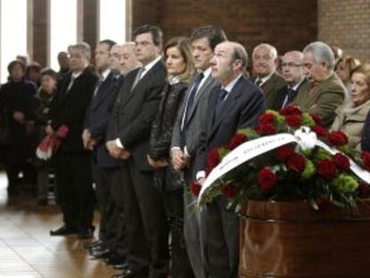 De derecha a izquierda, Rubalcaba, Javier Fernández y Fátima Báñez, en el funeral.