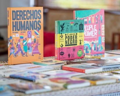 Algunos de los libros de la librería Mulema de Denise Biong, expuestos en el festival Africamía.