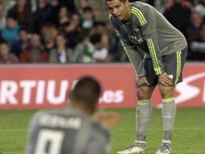 Cristiano Ronaldo y Benzema en el campo del Betis.