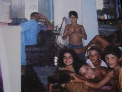 Diego Costa de niño, sin camiseta y de pie, con familiares en Lagarto.