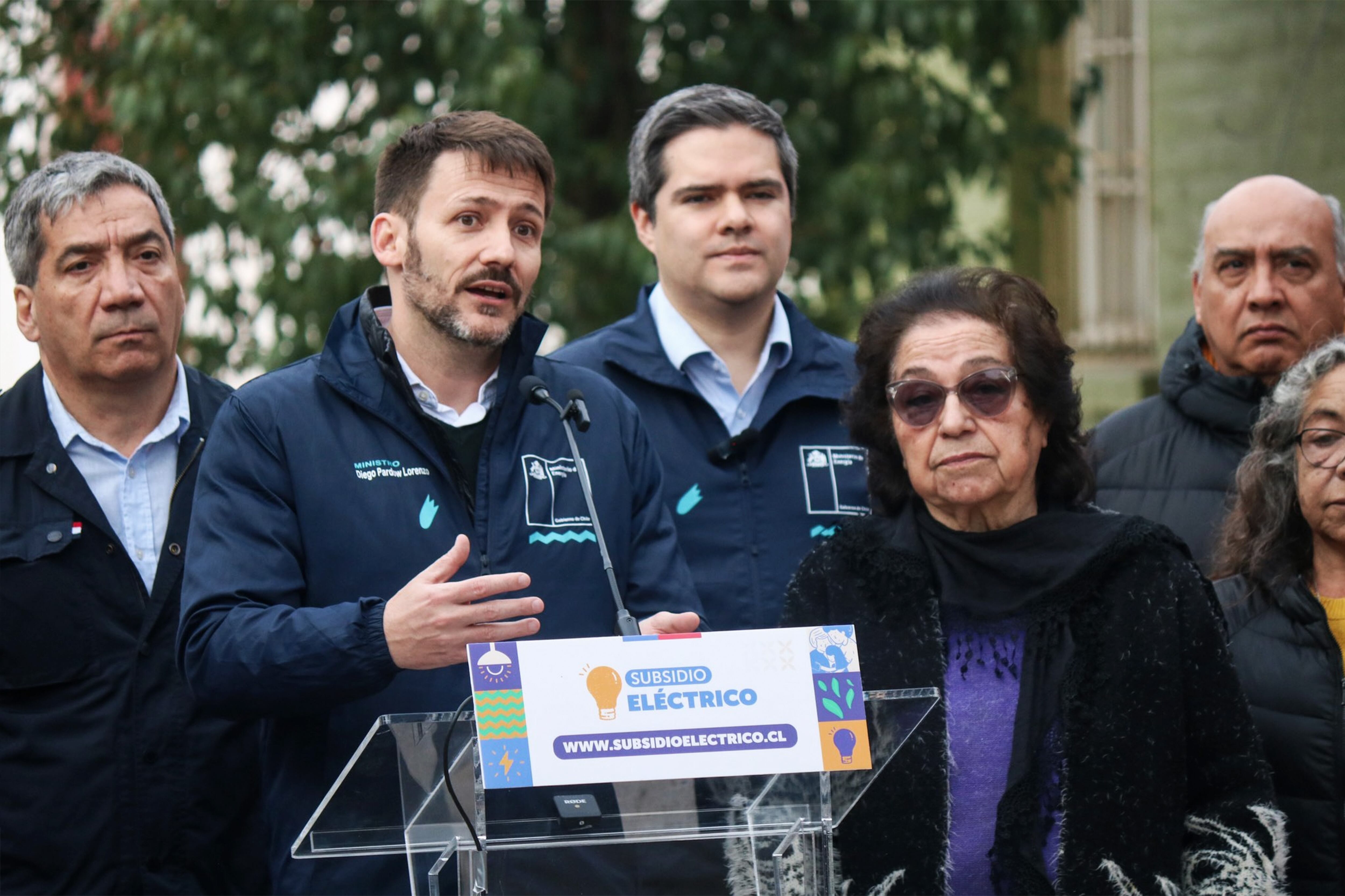 El ministro de energía, Diego Pardow, junto al subsecretario Felipe Ramos y el alcalde Gonzalo Durán lanzaron la campaña informativa sobre el Subsidio Eléctrico, en Santiago de Chile, el 17 de junio.