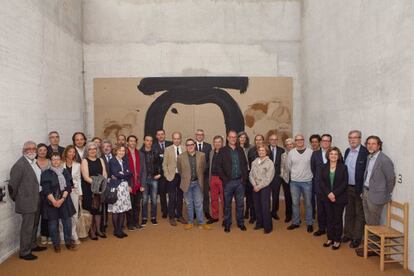 Los directores de los museos y centros de arte de Barcelona que asistieron a la presentación del recorrido de la UPF, en la 'capilla laica' de Tàpies.