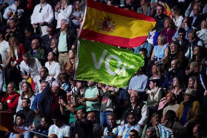 Decenas de personas asisten al acto de Vox este domingo en el Palacio de Vistalegre en Madrid. 