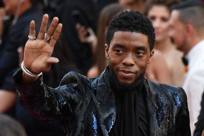 Boseman ao chegar ao tapete vermelho dos Oscar, em fevereiro 2020.