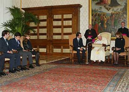 Juan Pablo II conversa con José María Aznar y Ana Botella en la biblioteca privada del Papa.