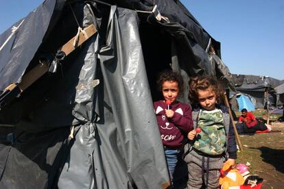 Dos niñas sirias, de cuatro y tres años, frente a la tienda de campaña en Velika Kladusa donde duermen con sus padres y otras ocho personas.