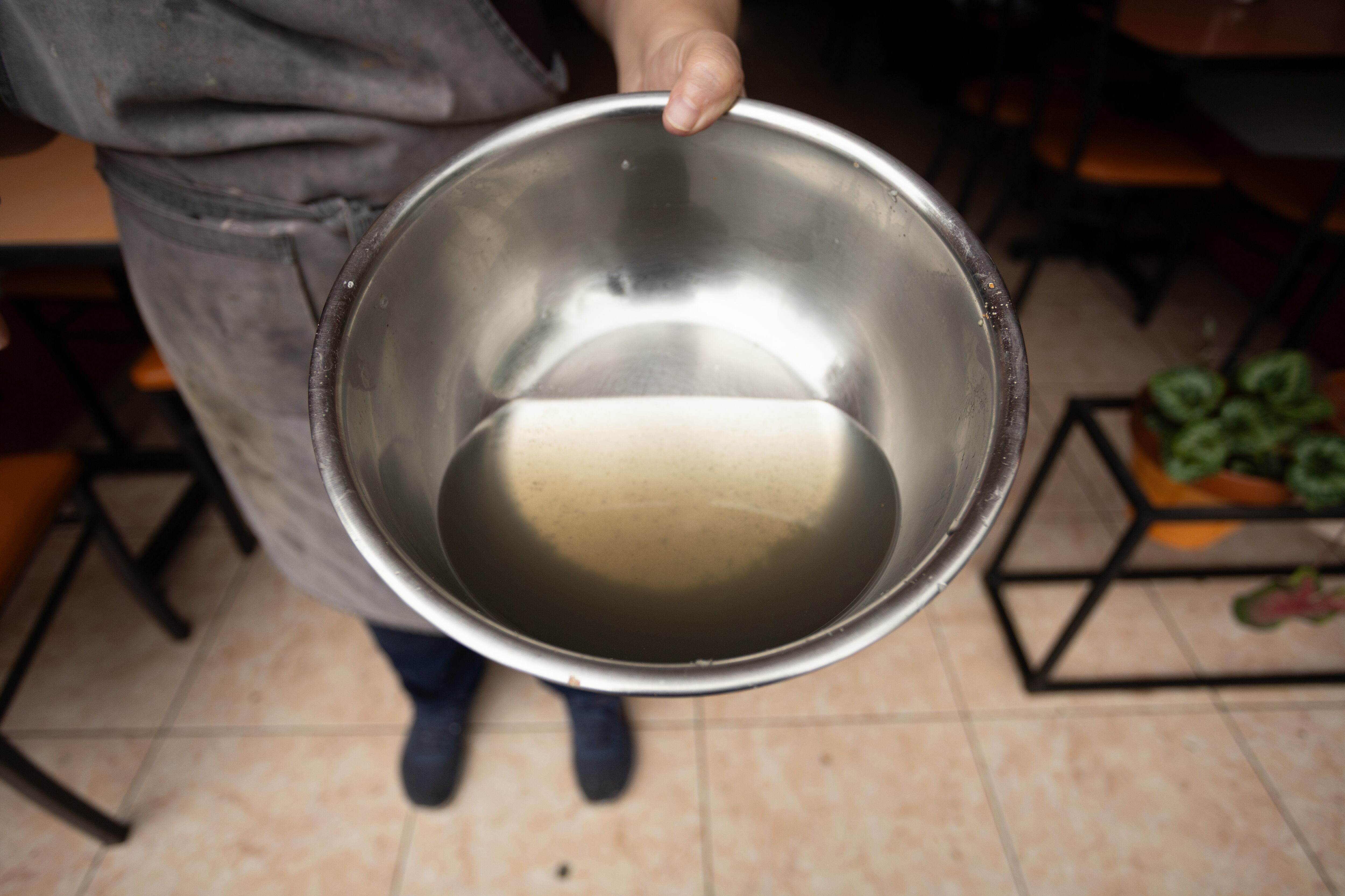 Recipiente con agua sucia en la colonia Rancho Blanco de Tlaquepaque, el 9 de octubre. 