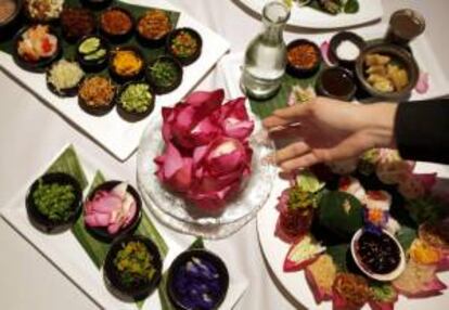 En la imagen, una mujer colocando un plato con flores en una mesa en el hotel Plaza Athenee-Le Meridien en Bangkok (Tailandia). EFE/Archivo