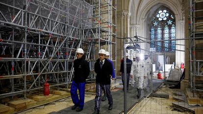 El presidente de Francia, Emmanuel Macron (derecha), en una visita durante la reconstrucción de la catedral de Notre Dame, el 8 de diciembre de 2023. Al fondo, los vitrales de la discordia.