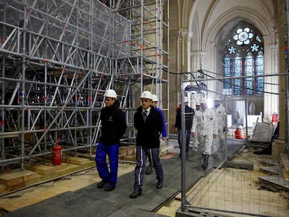 El presidente de Francia, Emmanuel Macron (derecha), en una visita durante la reconstrucción de la catedral de Notre Dame, el 8 de diciembre de 2023. Al fondo, los vitrales de la discordia.