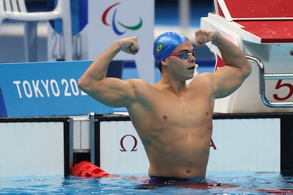 Gabriel Bandeira celebra o ouro nos 100m borboleta classe S14.