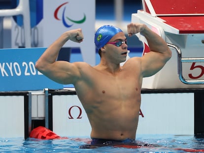 Tokyo 2020 Paralympic Games - Swimming - Men's 100m Butterfly - S14 Final – Tokyo Aquatics Centre, Tokyo, Japan - August 25, 2021. Gabriel Bandeira of Brazil celebrates after winning gold and setting a Paralympic Record REUTERS/Molly Darlington