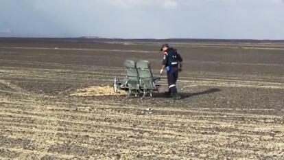 Equips de rescat russos inspeccionen restes de l'avió a Hassana (Egipte).