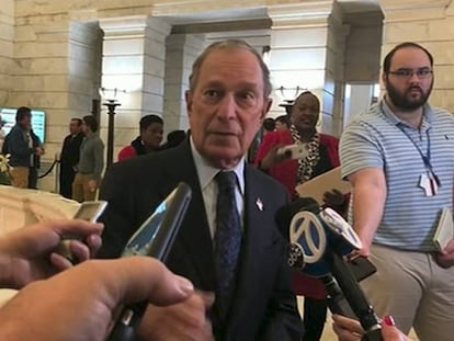 Michael Bloomberg, dirigiéndose a la prensa este martes tras registrar su candidatura en Arkansas.