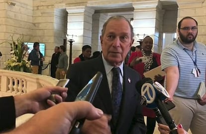 Michael Bloomberg, dirigiéndose a la prensa este martes tras registrar su candidatura en Arkansas.