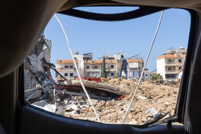 Un hombre observaba este miércoles los escombros en Jiyeh (Líbano) tras un ataque israelí.