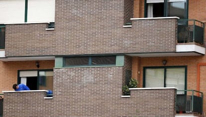 A neighbor tries to spot Excalibur from their balcony.