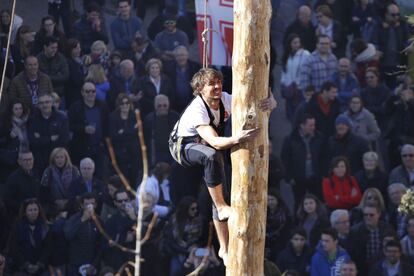 Un participant de la grimpada del pi de Matadepera.