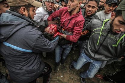 Un adolescente palestino de 17 años ha muerto por disparos israelíes, según el Ministerio de Salud de Hamás, el movimiento islamista en el poder en la Franja de Gaza. Horas antes del inicio de las protestas otro palestino ha muerto al recibir esquirlas de bala en la cabeza. En la imagen, el cadáver de uno de los fallecidos durante los enfrentamientos.