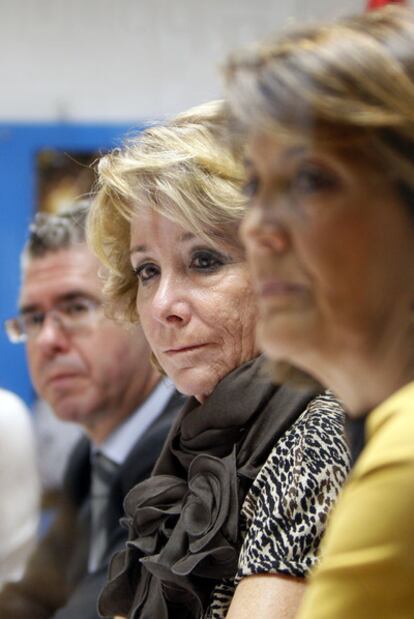 La presidenta de la Comunidad, Esperanza Aguirre (en el centro), esta ma?ana durante el Comit de direccin de su partido.