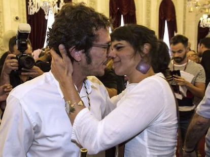 El  alcalde de Cádiz, José María González, 'Kichi', recibe la felicitación de su pareja, la secretaria general de Podemos Andalucía, Teresa Rodríguez, tras ser investido alcalde por primera vez en 2015.