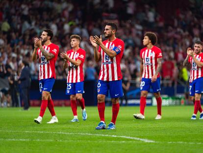 Koke, en el centro de la imagen, y Mario Hermoso, el primero por la izquierda, aplauden a la afición al término del Atlético-Feyenoord de la Champions League.