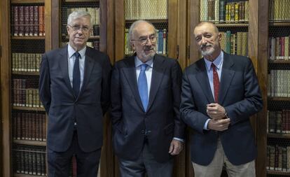 Desde la izquierda, el vicedirector de la RAE, José Manuel Sánchez Ron, el director, Santiago Muñoz Machado, y el académico Arturo Pérez-Reverte.