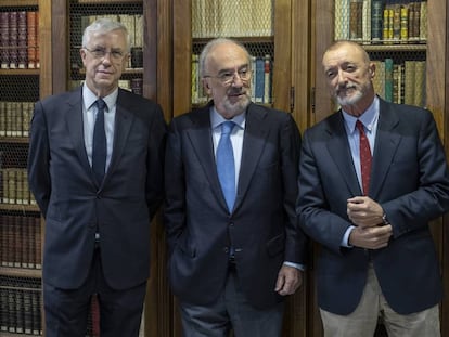 Desde la izquierda, el vicedirector de la RAE, José Manuel Sánchez Ron, el director, Santiago Muñoz Machado, y el académico Arturo Pérez-Reverte.