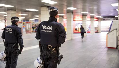 Dos agents de la Guàrdia Urbana vigilant la zona del Metro