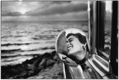 Pareja besándose. California, Berkeley, 1956.