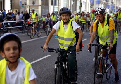 Ciclistas posan para la foto en el centro de Madrid. 