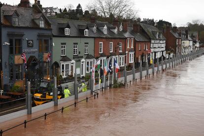 Empleados públicos colocan defensas contra las posibles inundaciones junto al río Severn a su paso por Bewdley, una localidad situada al oeste de Birmingham, en el centro de Inglaterra.