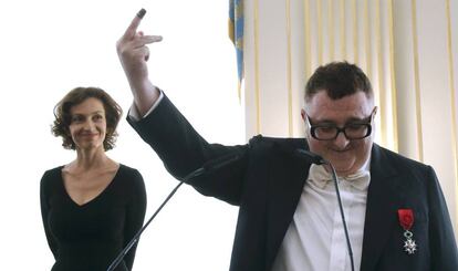 Alber Elbaz, durante su discurso tras recibir la Legión de Honor de Francia de manos de la misnitra de Cultura.