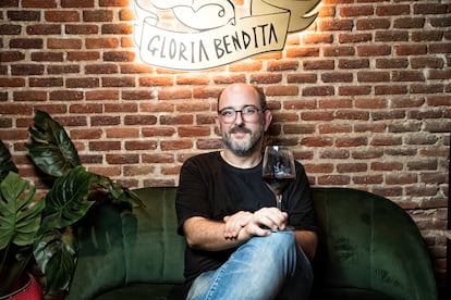 El cineasta Borja Cobeaga, el 12 de agosto en el bar Gloria Bendita de Madrid.