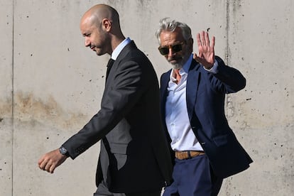 El actor Imanol Arias (a la derecha) a su llegada a la Audiencia Nacional, en junio de 2024.