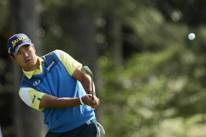 El ya ganador de tres grandes comenzó a dar una clase maestra de golf y empezó una remontada que por momentos le llevó a compartir el liderato con Reed y a estar nueve bajo par en el día. Un bogey final en el 18, cuando había ya exprimido todos sus recursos, dejó su gesta en un tercer puesto. En la imagen, Hideki Matsuyama, en la ronda final.