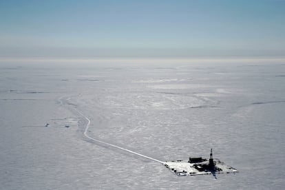 Imagen aérea de una base de prospección de la compañía ConocoPhillips en la reserva de Alaska, en 2019.