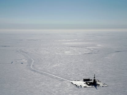 Imagen aérea de una base de prospección de la compañía ConocoPhillips en la reserva de Alaska, en 2019.