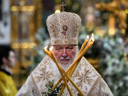 El patriarca ortodoxo ruso Kirill oficia un servicio de Navidad en la catedral de Cristo Salvador de Moscú, el viernes 6 de enero de 2023.