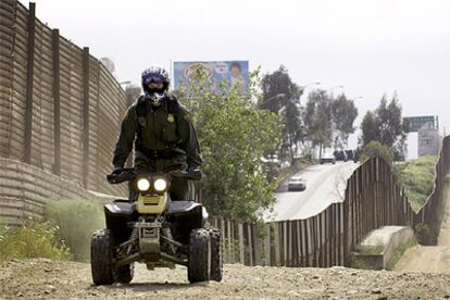 Un agente de la Patrulla Fronteriza de EE UU recorre el muro de separación con México cerca de Tijuana.