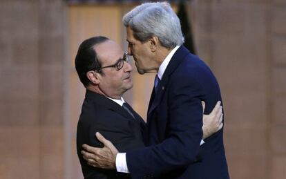 El presidente francés, François Hollande (i) recibe al secretario de Estado estadounidense, John Kerry, en París.