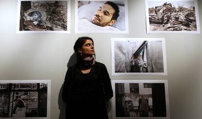 Carole Alfarah, junto a las fotograf&iacute;as de su exposici&oacute;n.