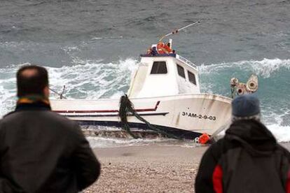 El barco que naufragó ayer en la costa de Carboneras, encallado en la playa de los Muertos.