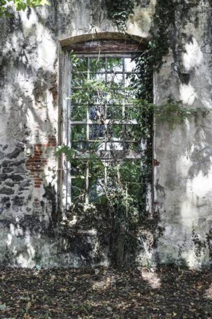 Restos de carpintería original en el edificio María del Valle, en la isla de Pedrosa.