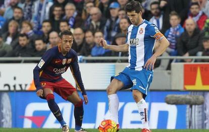 Javi López frente a Neymar, en el último derbi en Cornellà.