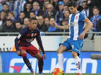 Javi L&oacute;pez frente a Neymar, en el &uacute;ltimo derbi en Cornell&agrave;. 