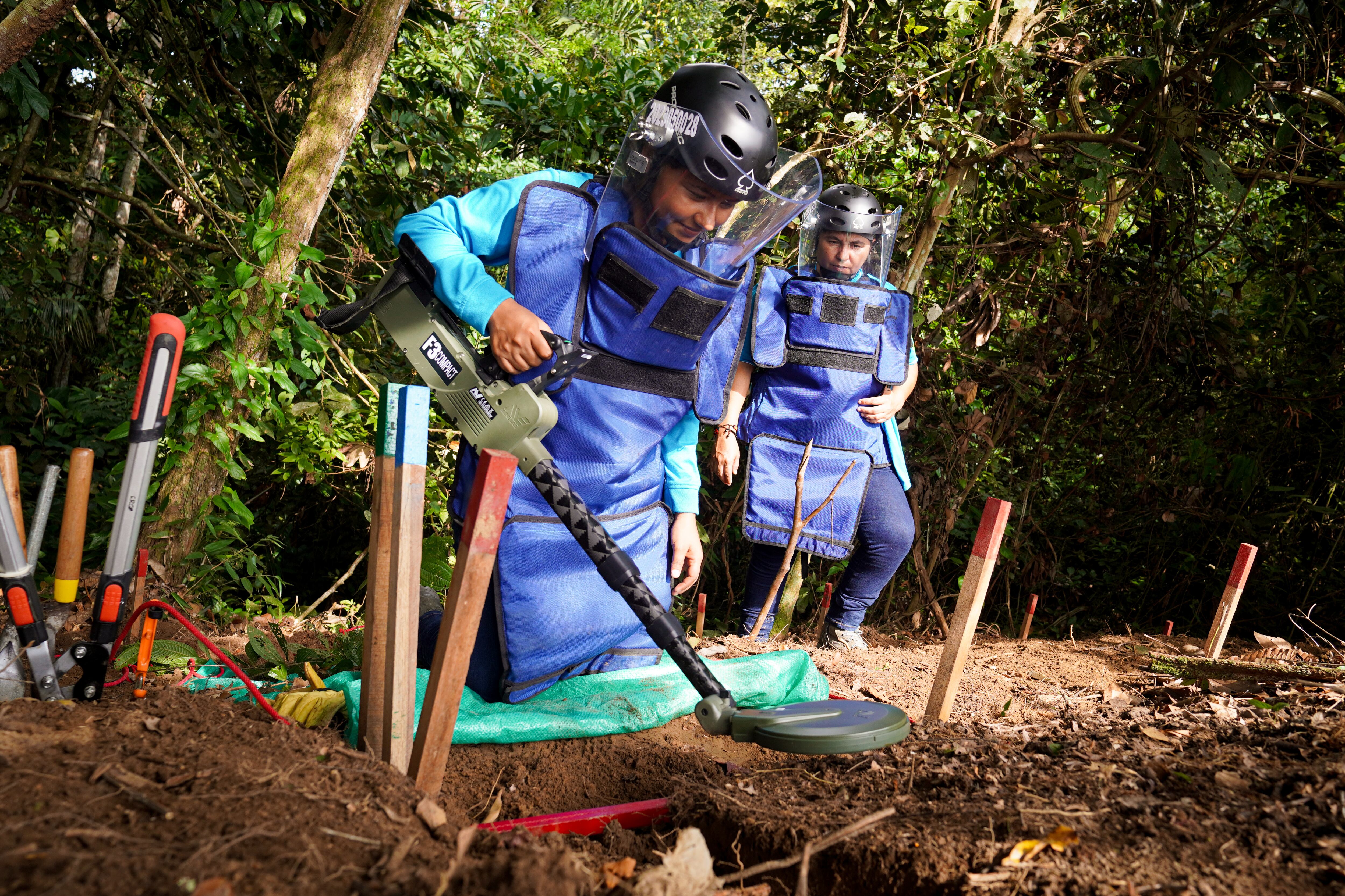 Dos mujeres trabajan en el desminado humanitario en el departamento del Meta.