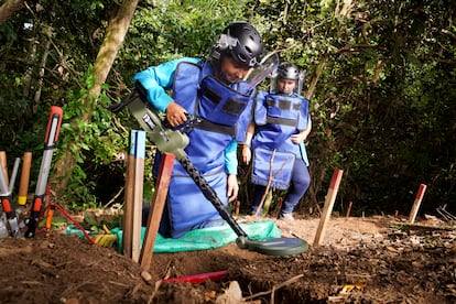 Dos mujeres trabajan en el desminado humanitario en el departamento del Meta.