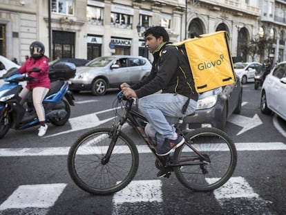 Un trabajador de Glovo por las calles de valencia.